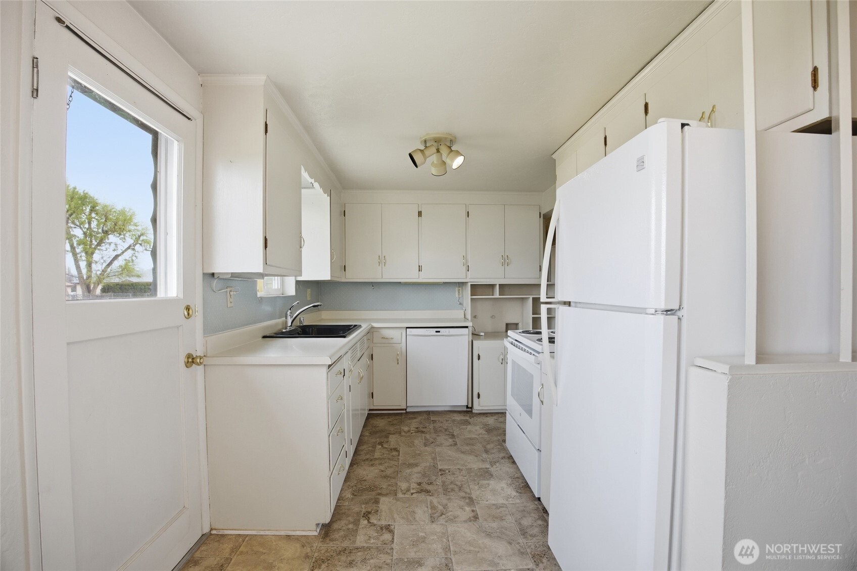 814 S Evergreen Drive , Moses Lake, WA 98837