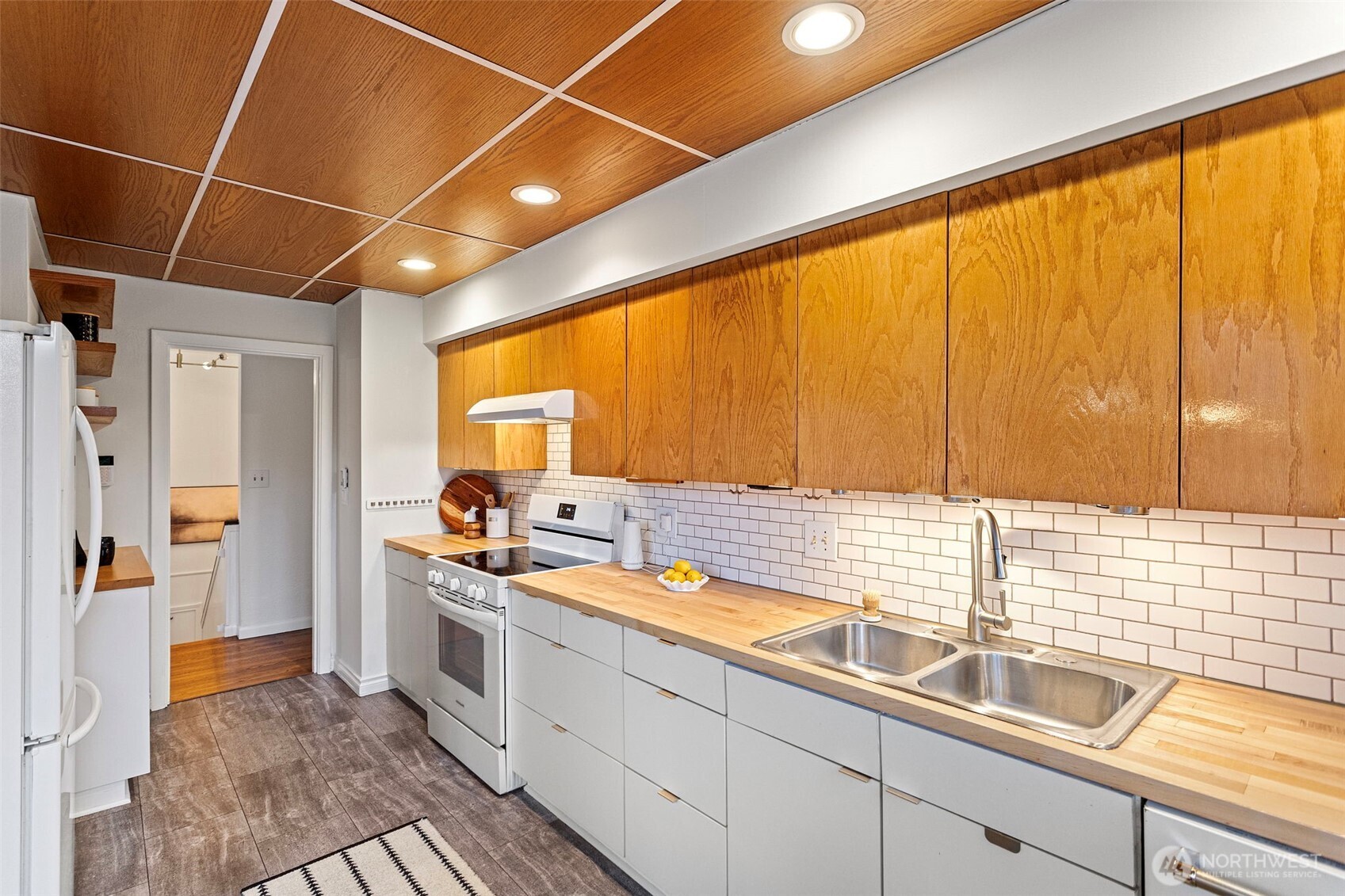 3102 NE 195th Street , Lake Forest Park, WA 98155-2550