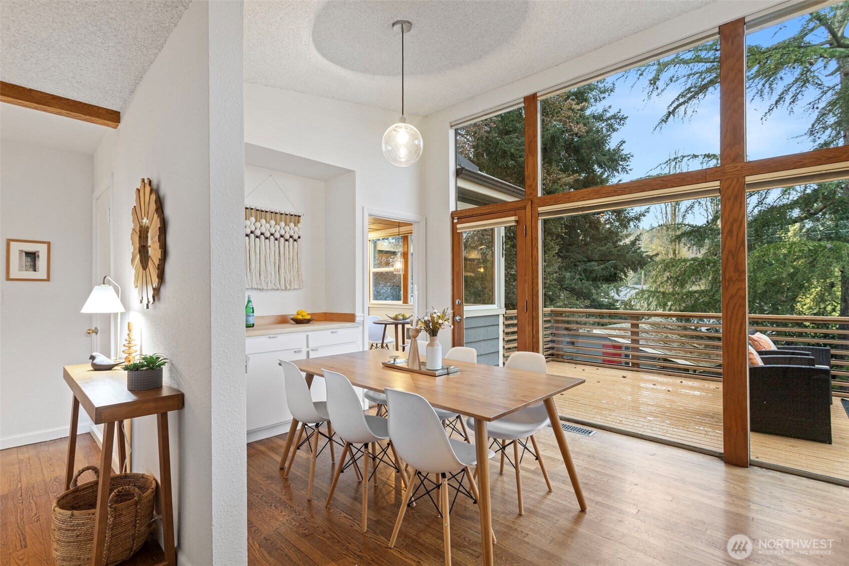 3102 NE 195th Street , Lake Forest Park, WA 98155-2550