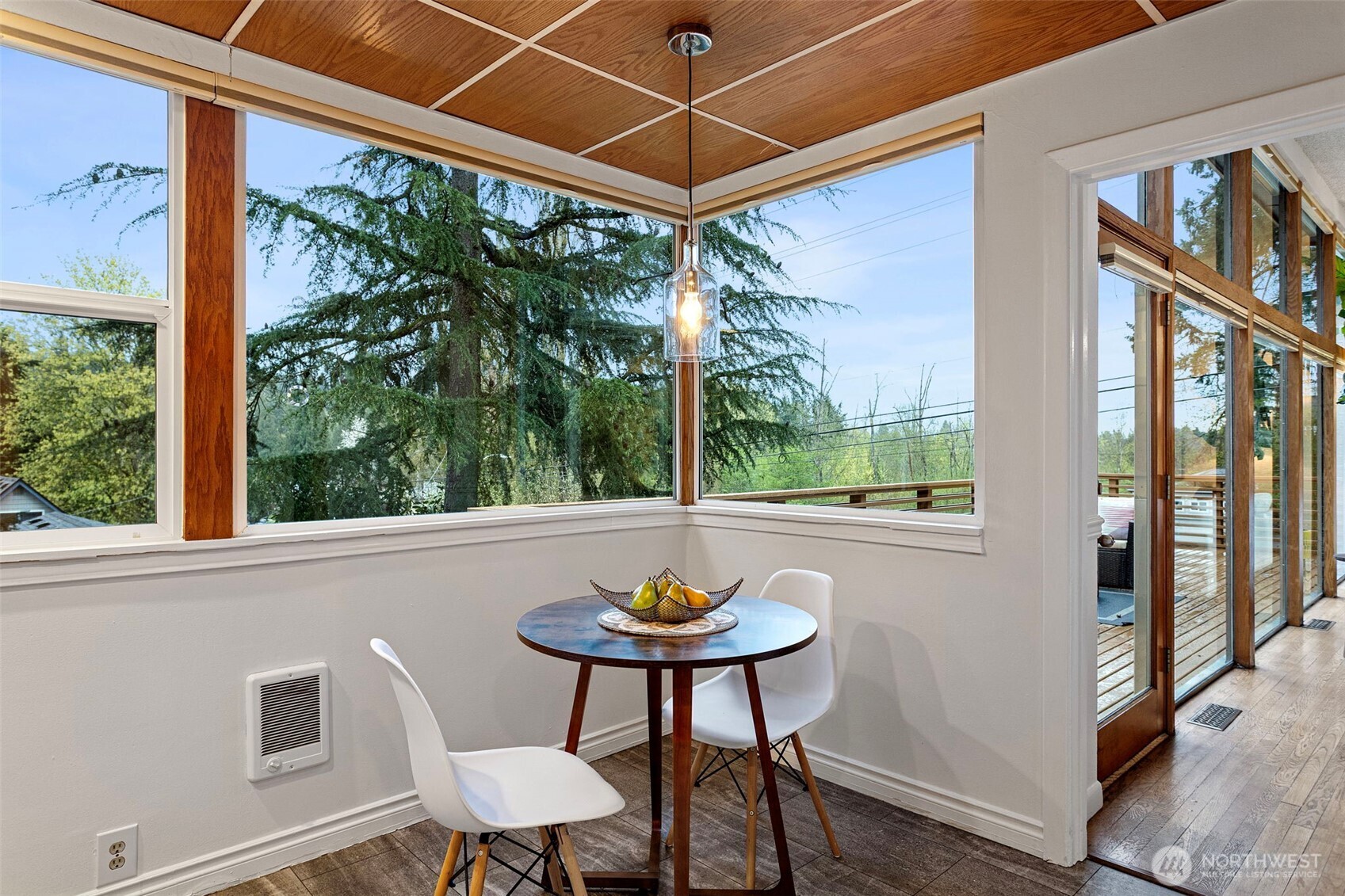 3102 NE 195th Street , Lake Forest Park, WA 98155-2550