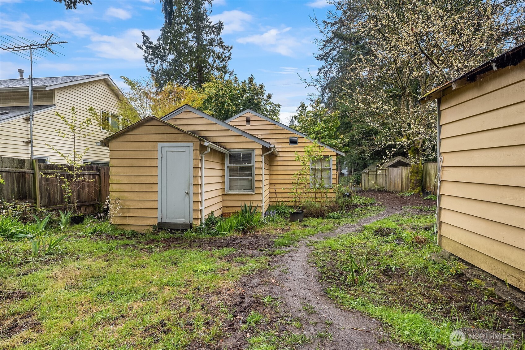 15527 Wallingford Avenue N, Shoreline, WA 98133