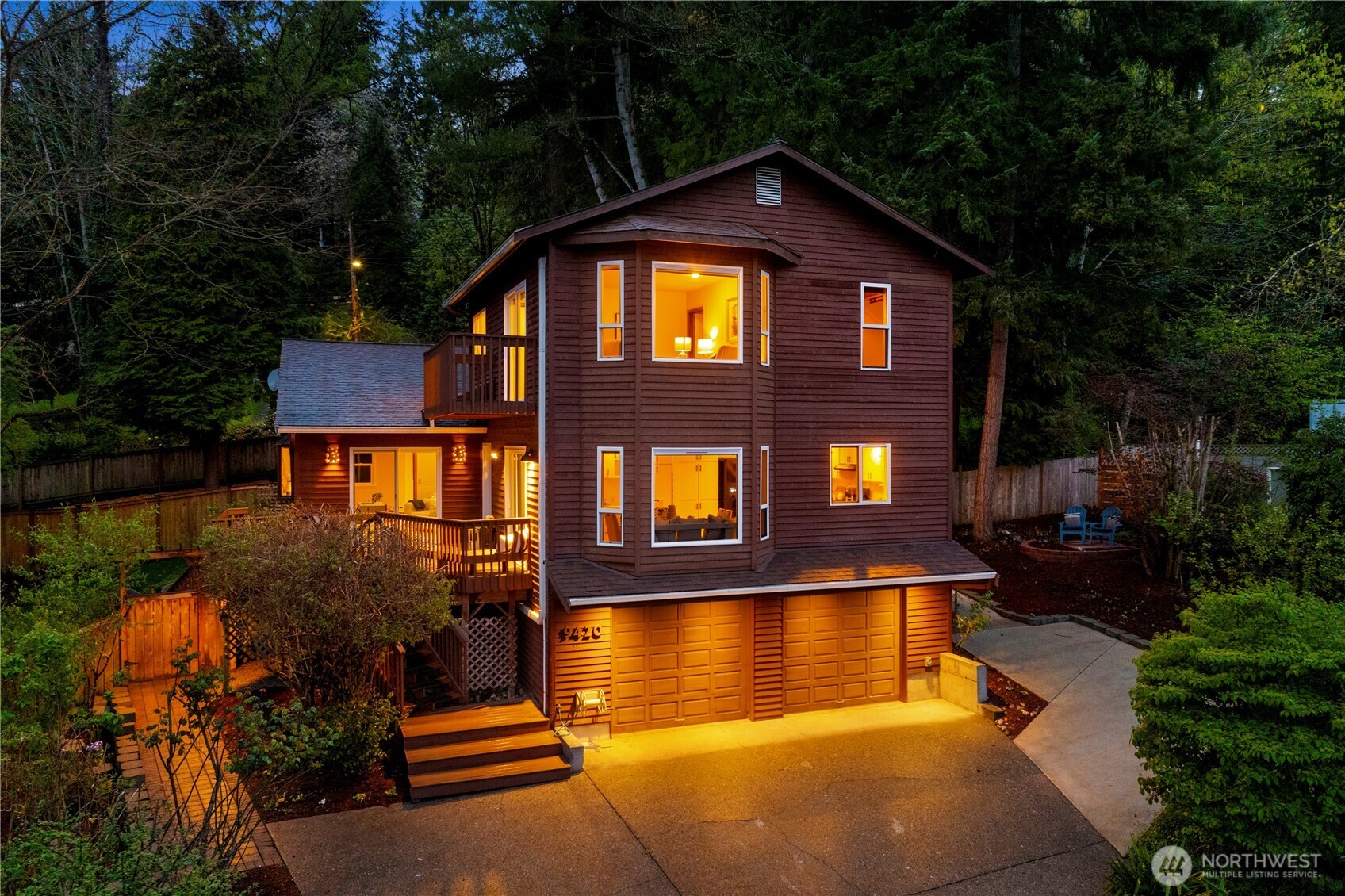 9420 NE 129th Place , Kirkland, WA 98034-2700