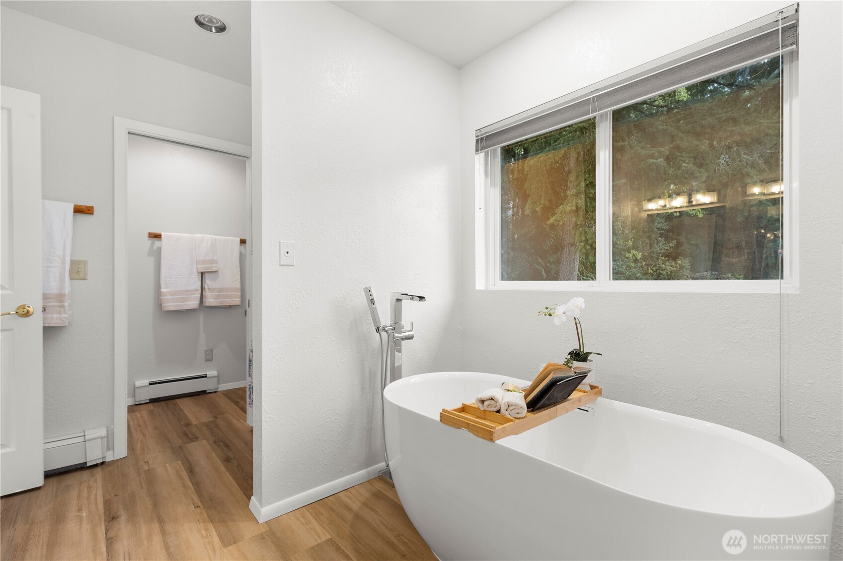 9420 NE 129th Place , Kirkland, WA 98034-2700