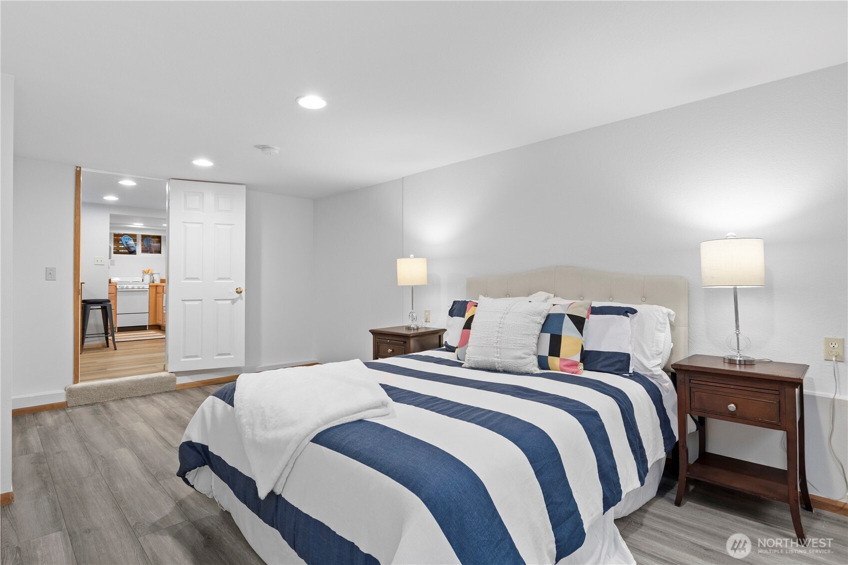 9420 NE 129th Place , Kirkland, WA 98034-2700