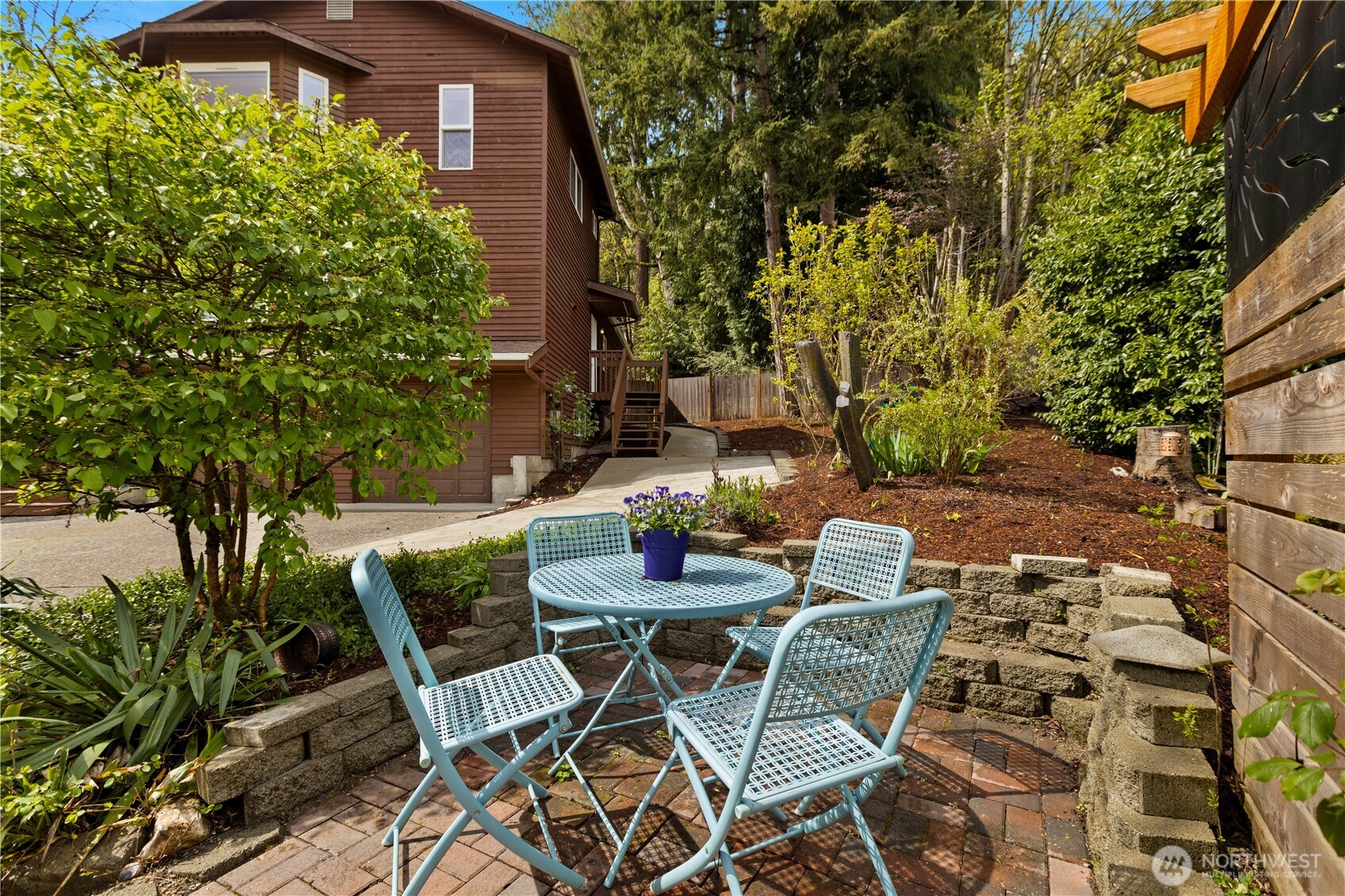 9420 NE 129th Place , Kirkland, WA 98034-2700