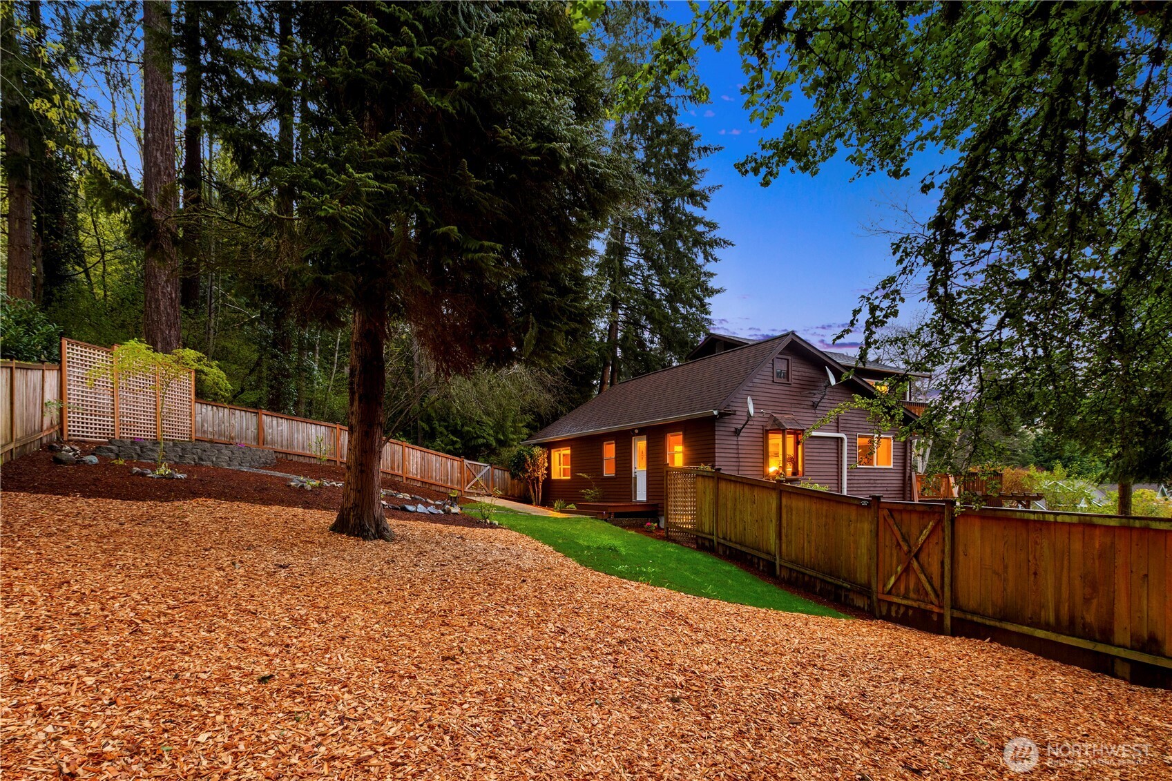 9420 NE 129th Place , Kirkland, WA 98034-2700