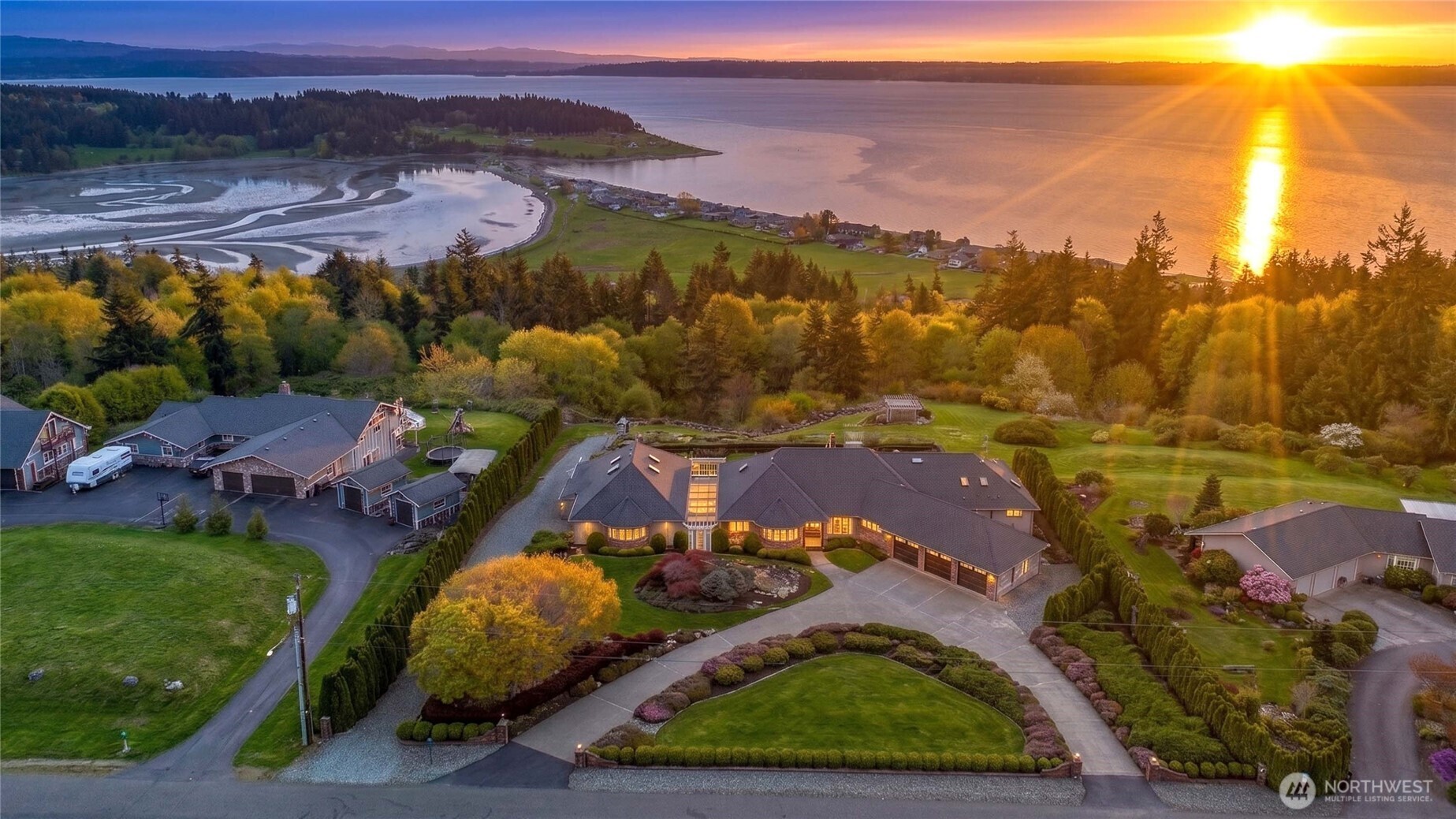 505 Green Island Way , Camano Island, WA 98282-8477