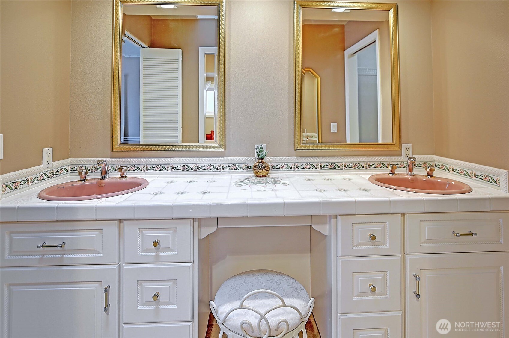 505 Green Island Way , Camano Island, WA 98282-8477
