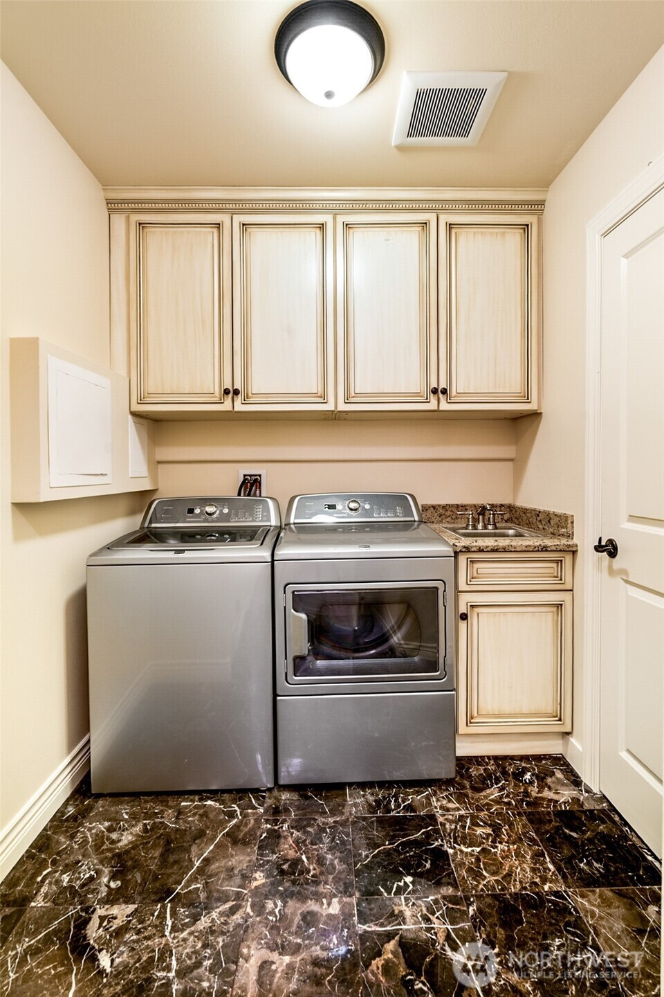 2727 101st Place NE, Bellevue, WA 98004