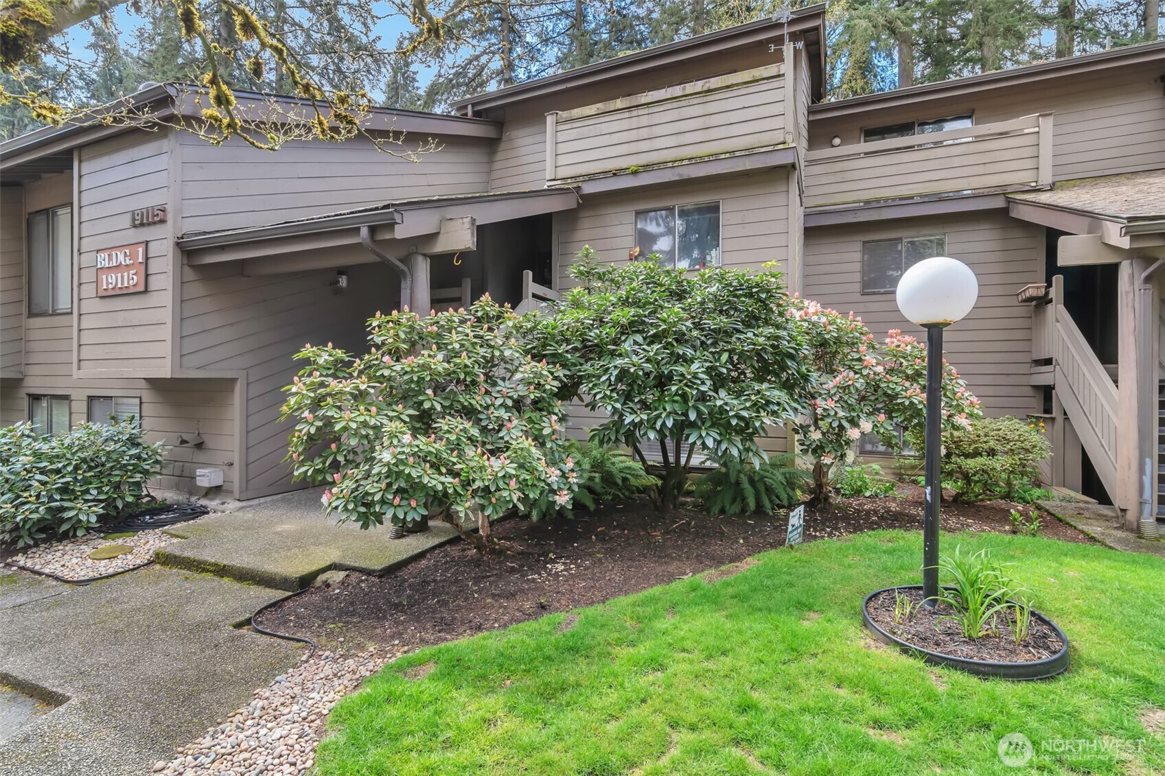 19115 Ballinger Way NE #102, Lake Forest Park, WA 98155