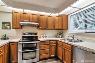 19115 Ballinger Way NE #102, Lake Forest Park, WA 98155 - Photo 3