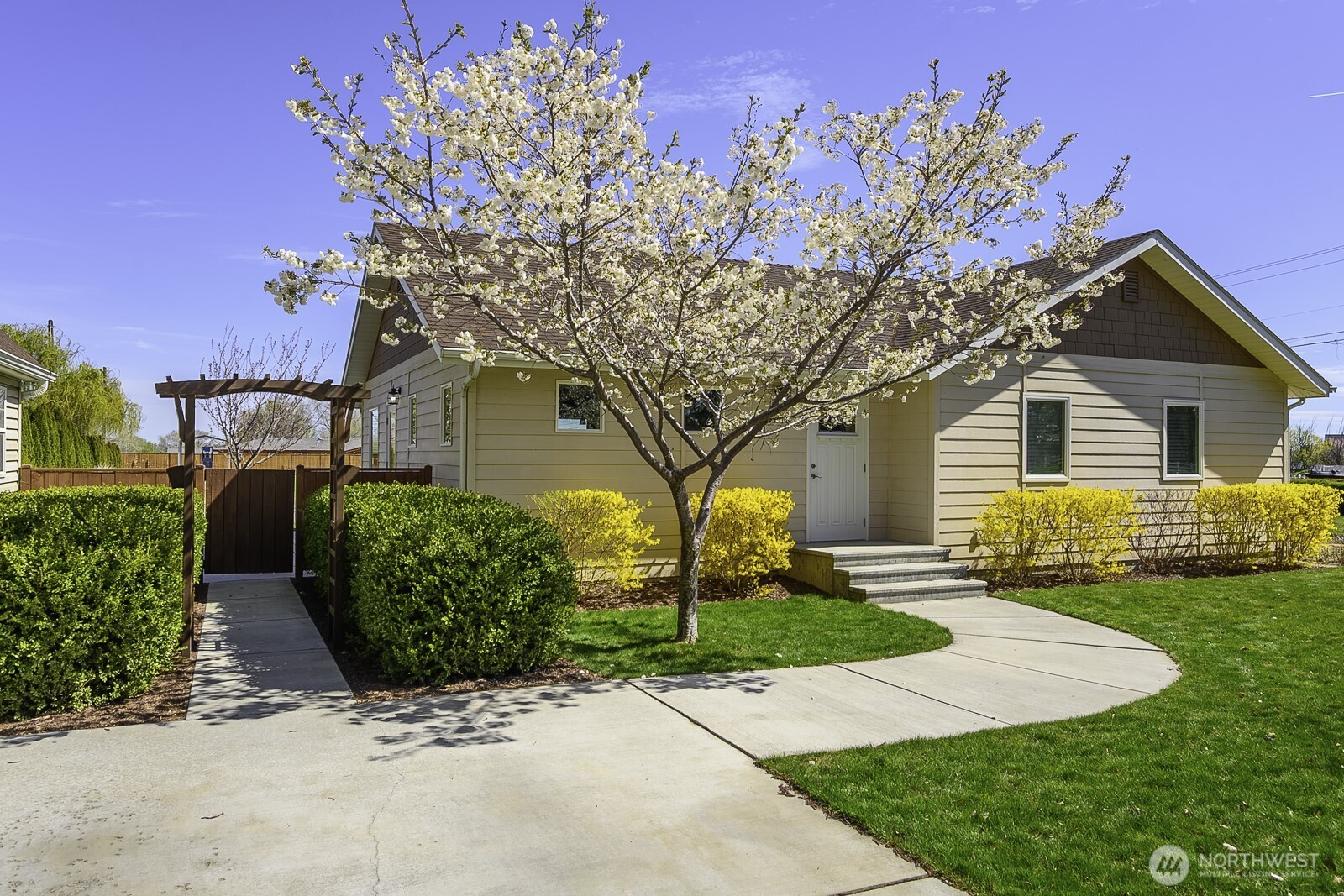 2143 NE Valley Road , Moses Lake, WA 98837