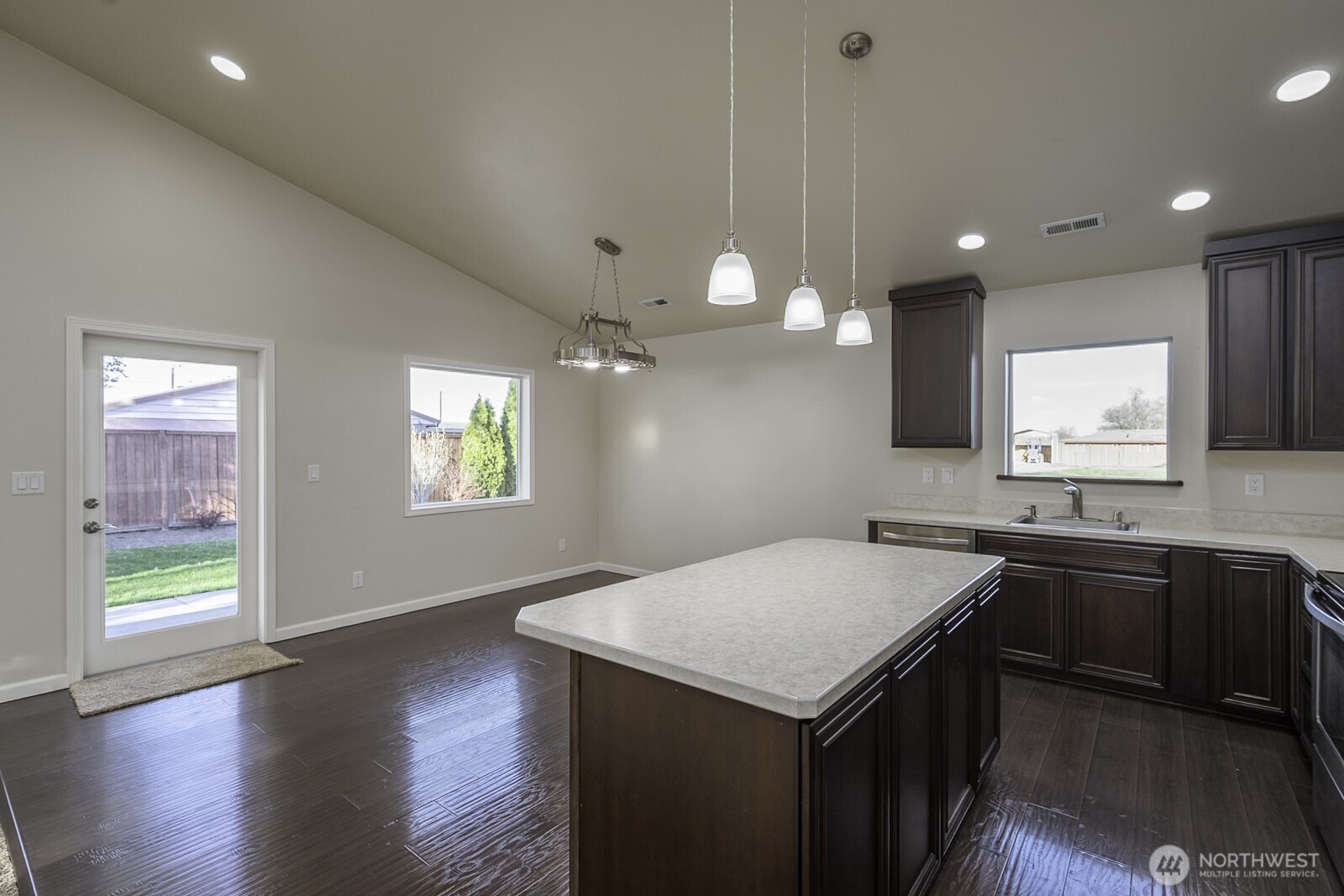 2143 NE Valley Road , Moses Lake, WA 98837