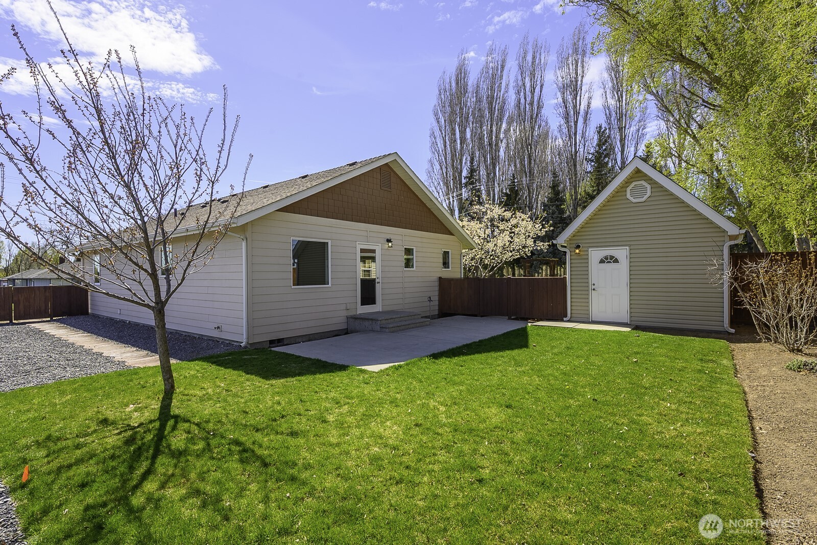 2143 NE Valley Road , Moses Lake, WA 98837