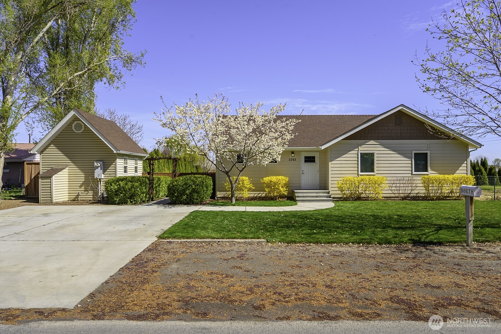 2143 NE Valley Road , Moses Lake, WA 98837