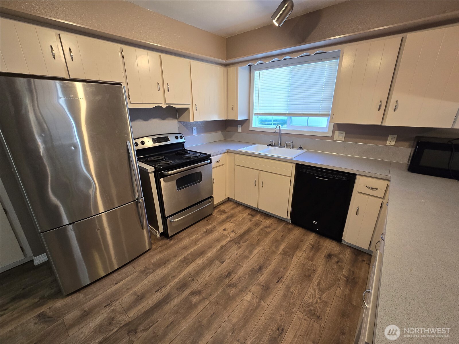 4002 Oak Street , Longview, WA 98632
