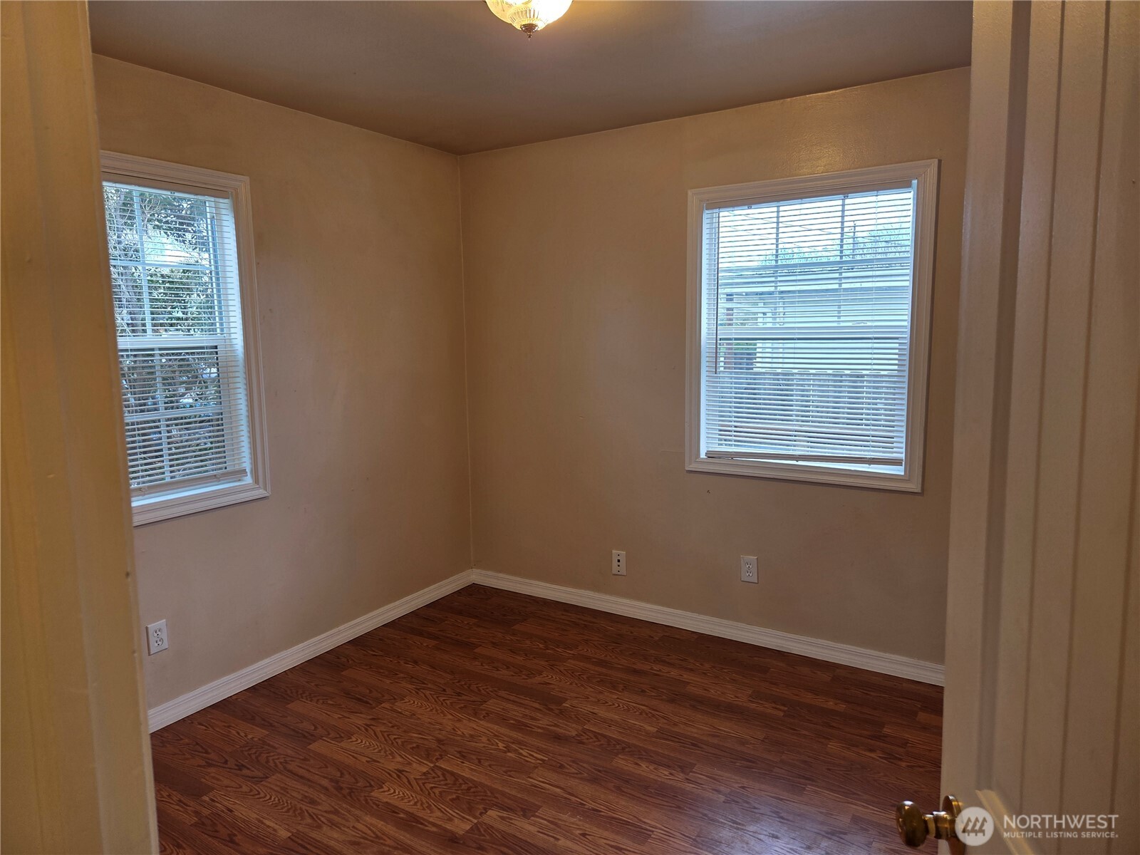 1306 S 3rd Avenue , Kelso, WA 98626