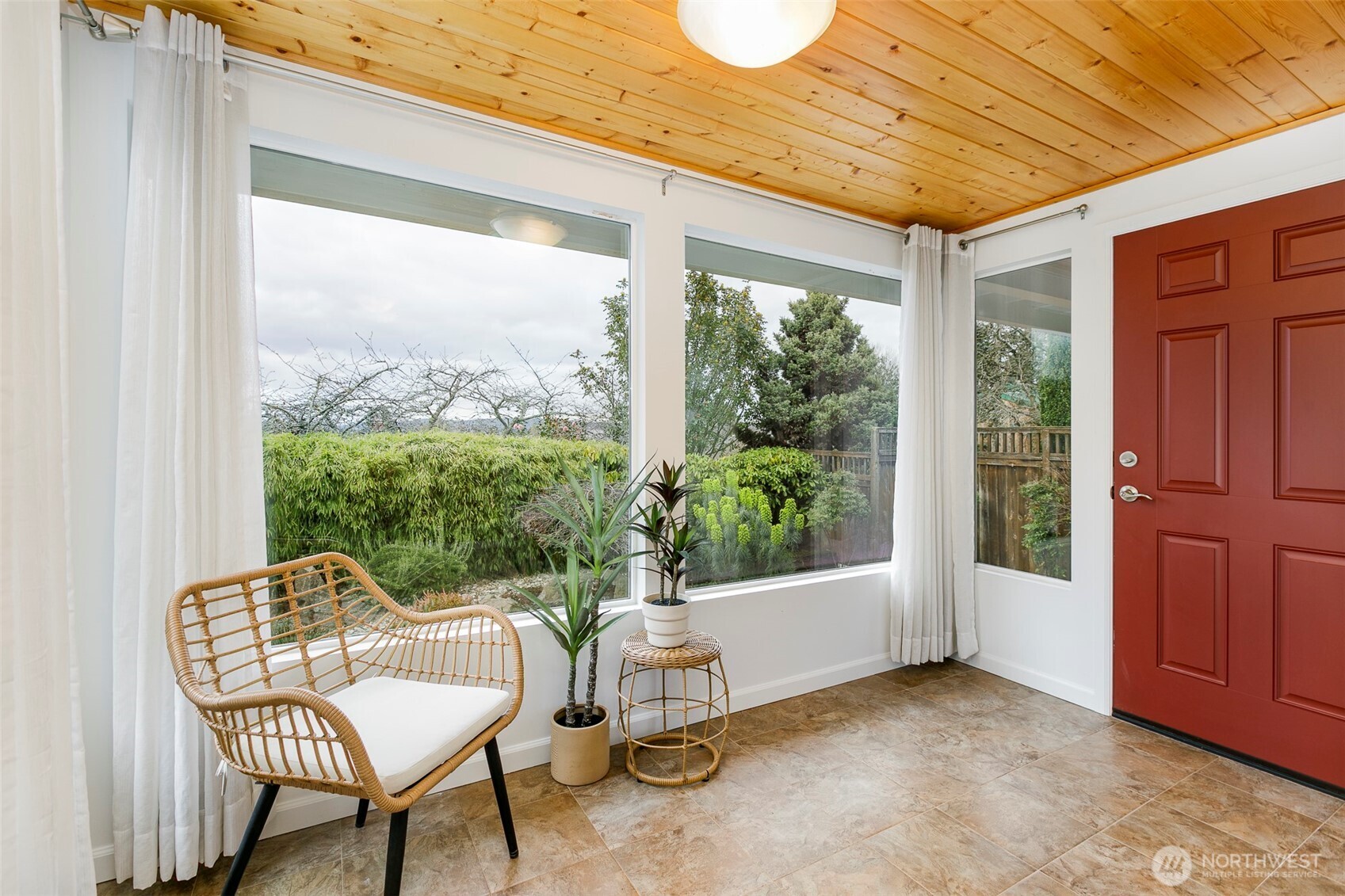 6001 60th Avenue NE, Seattle, WA 98115-7909