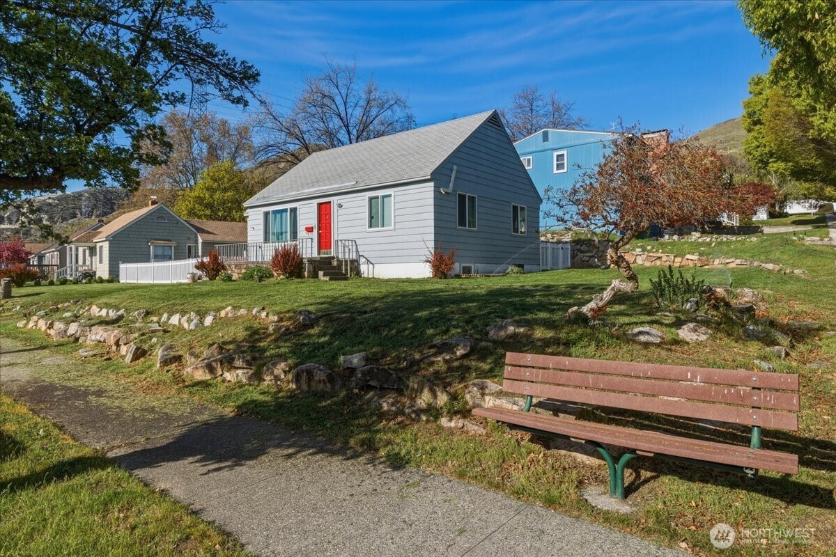 210 Stevens Avenue , Coulee Dam, WA 99116