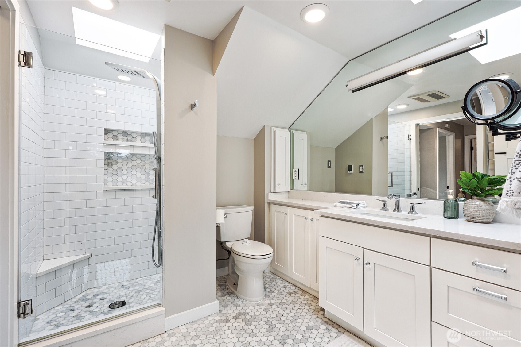 4634 SW Frontenac Street , Seattle, WA 98136