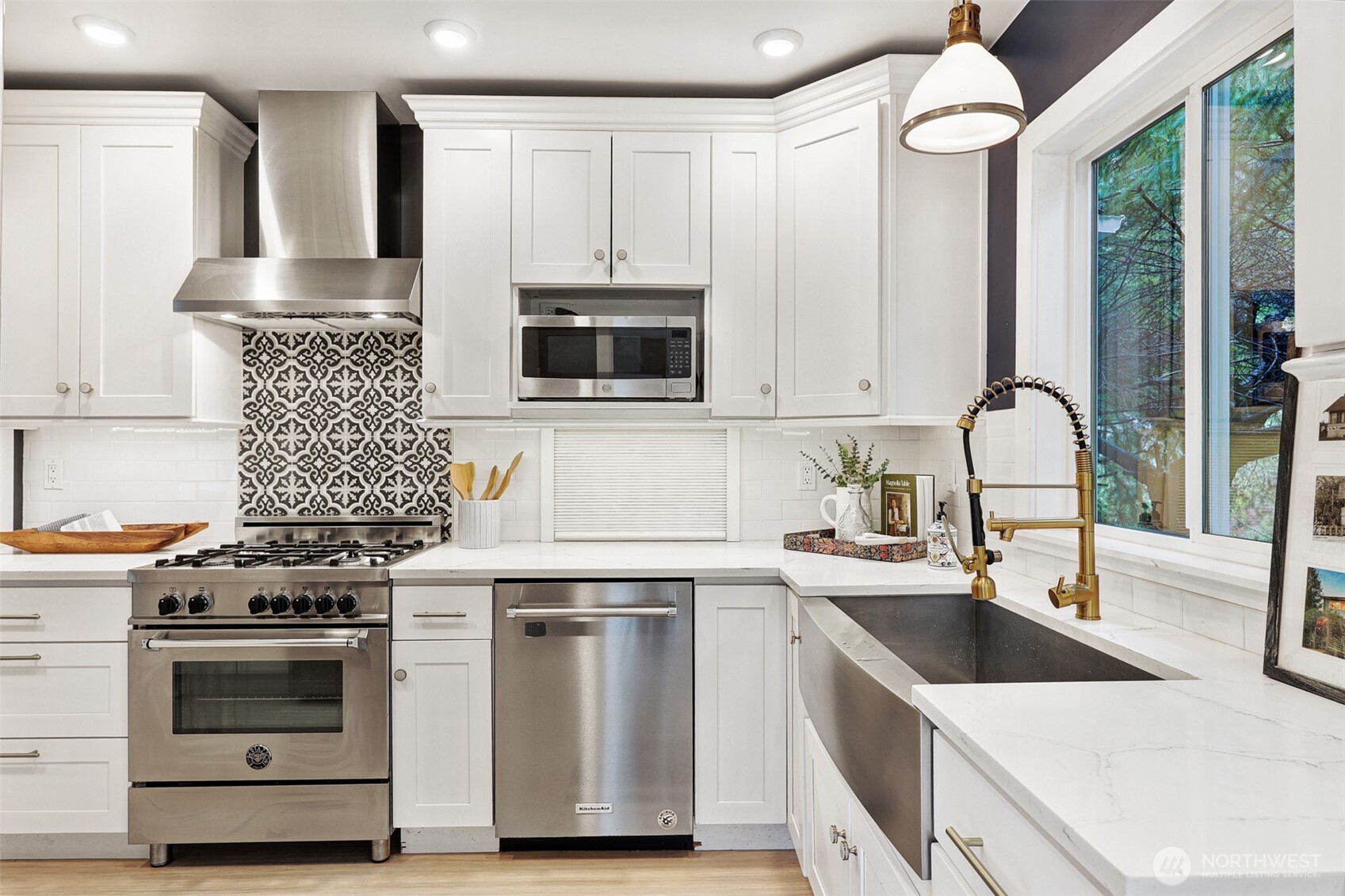 4634 SW Frontenac Street , Seattle, WA 98136