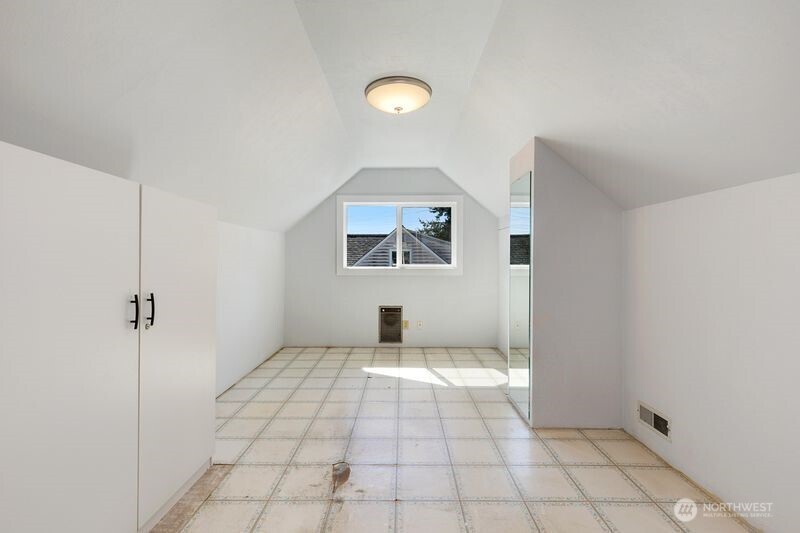 12219 76th Avenue S, Seattle, WA 98178-4402