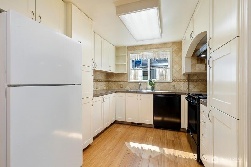12219 76th Avenue S, Seattle, WA 98178-4402