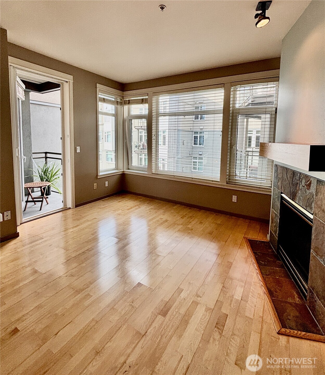 1900 Alaskan Way #402, Seattle, WA 98110