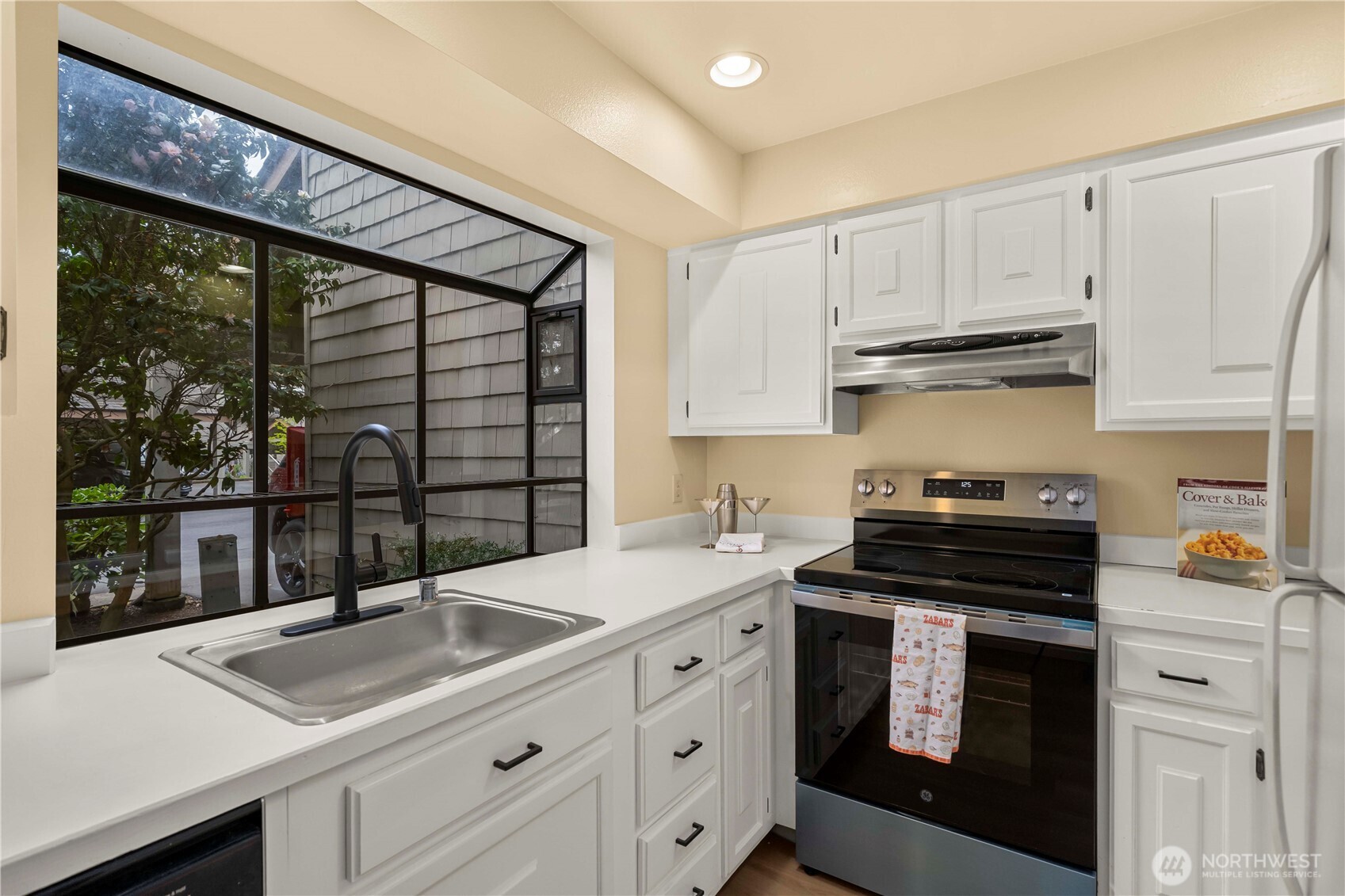 3911 108th Avenue NE #B203, Bellevue, WA 98004