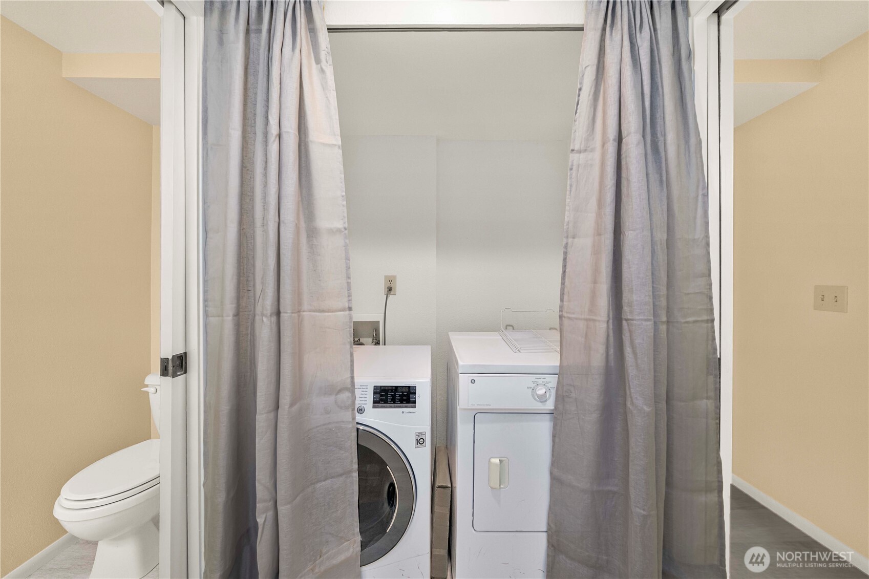 3911 108th Avenue NE #B203, Bellevue, WA 98004
