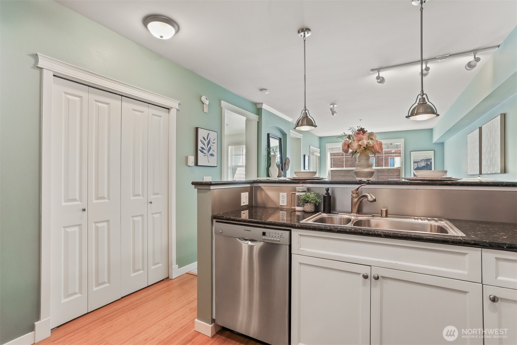 530 4th Avenue W #206, Seattle, WA 98119