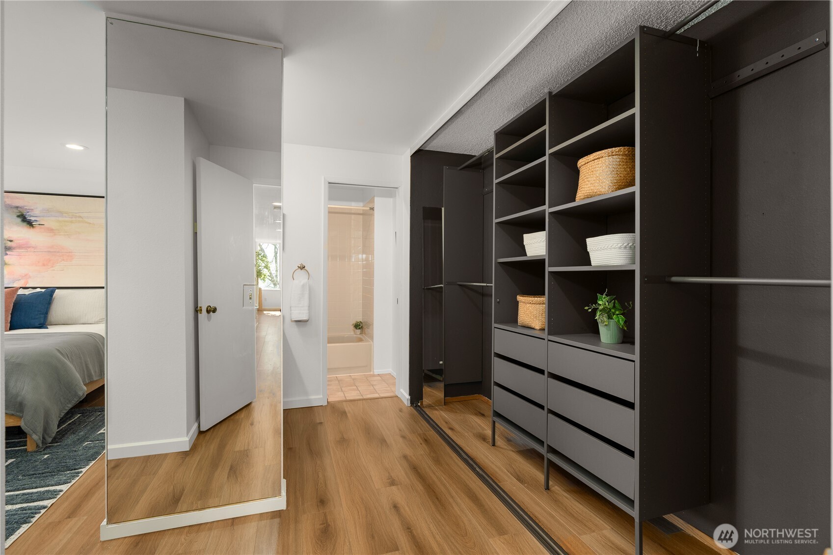 666 W Olympic Place #201, Seattle, WA 98119-3671