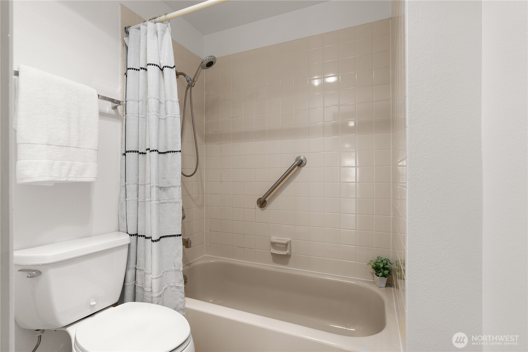 666 W Olympic Place #201, Seattle, WA 98119-3671