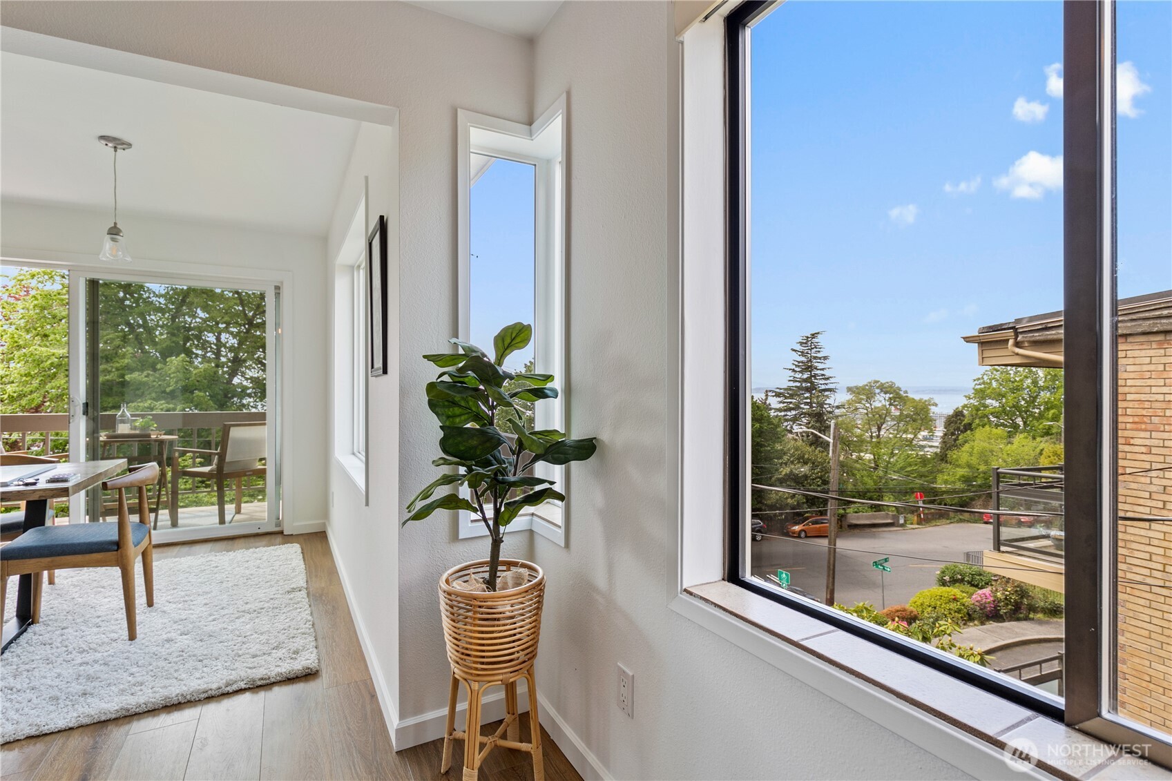666 W Olympic Place #201, Seattle, WA 98119-3671