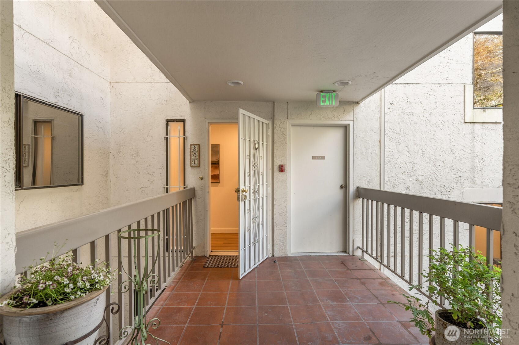 666 W Olympic Place #201, Seattle, WA 98119-3671