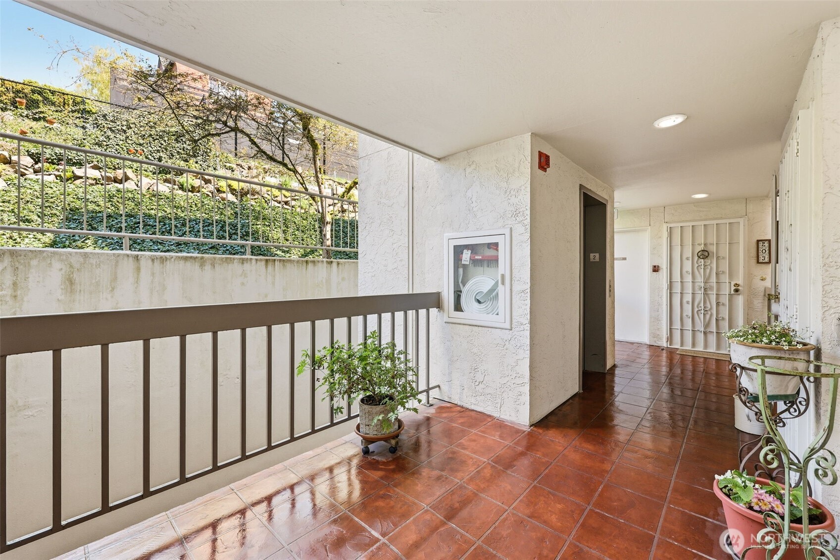 666 W Olympic Place #201, Seattle, WA 98119-3671