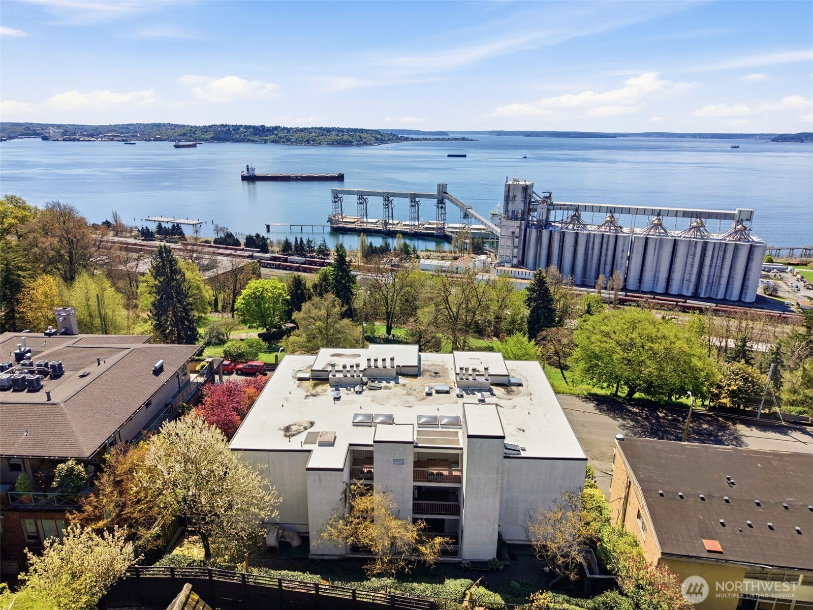 666 W Olympic Place #201, Seattle, WA 98119-3671