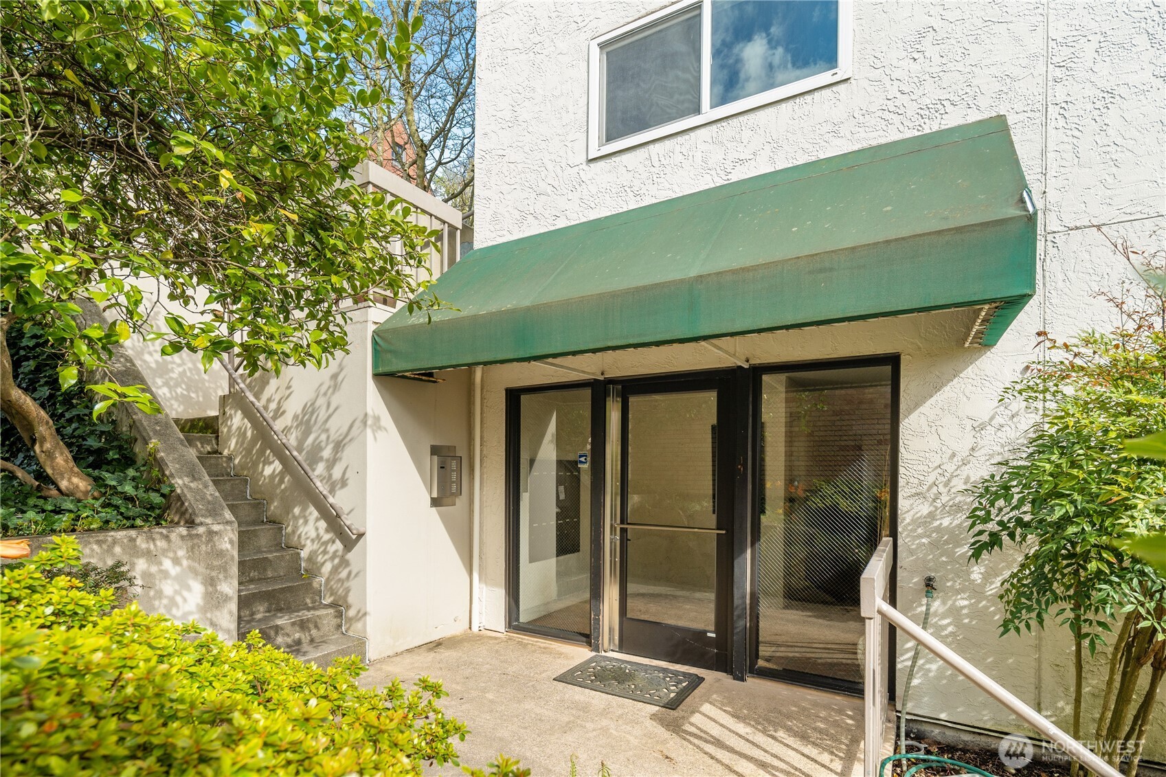 666 W Olympic Place #201, Seattle, WA 98119-3671