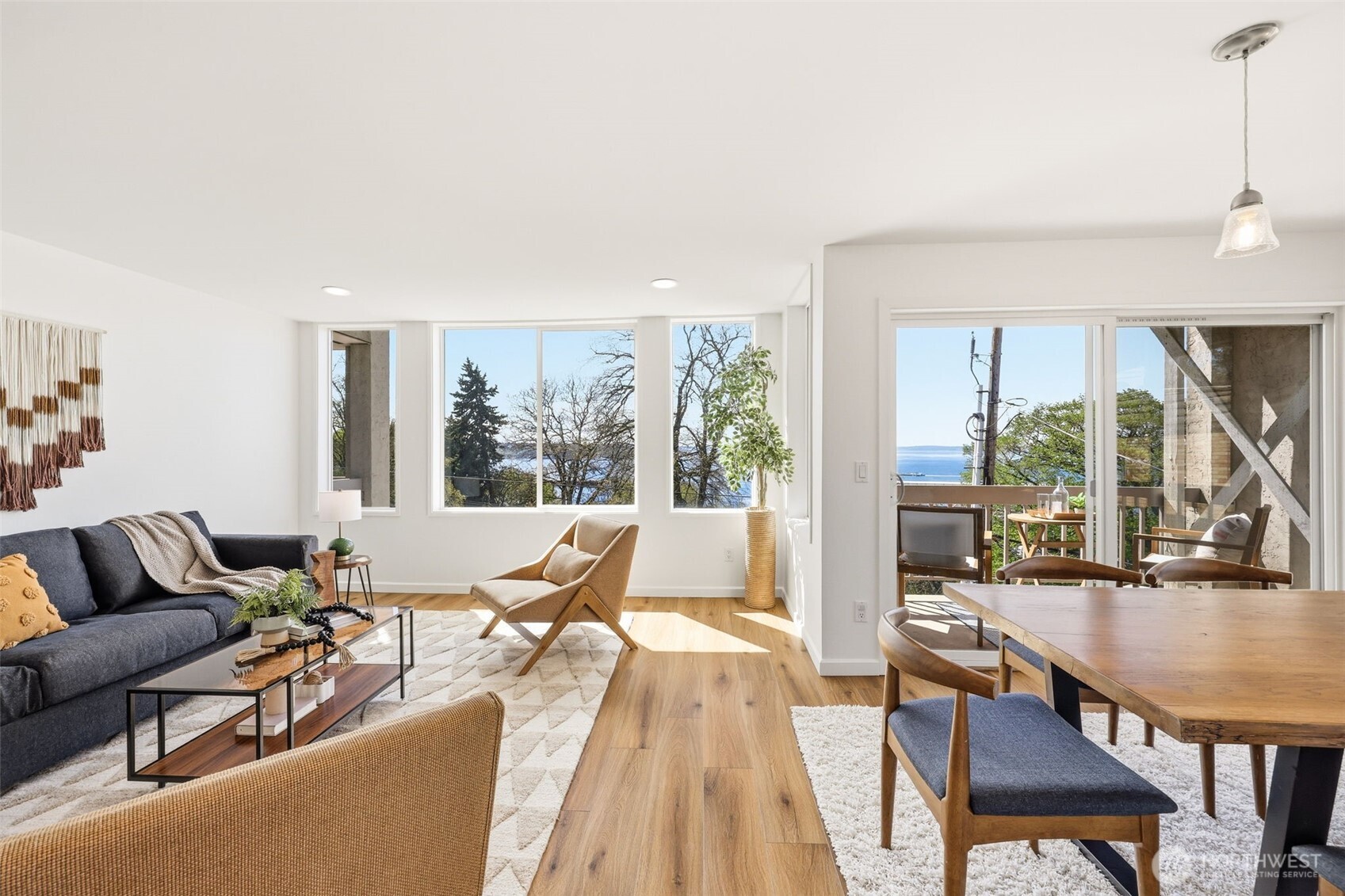 666 W Olympic Place #201, Seattle, WA 98119-3671