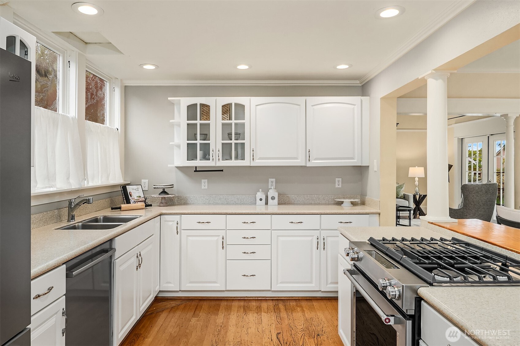 919 N 77th Street , Seattle, WA 98103