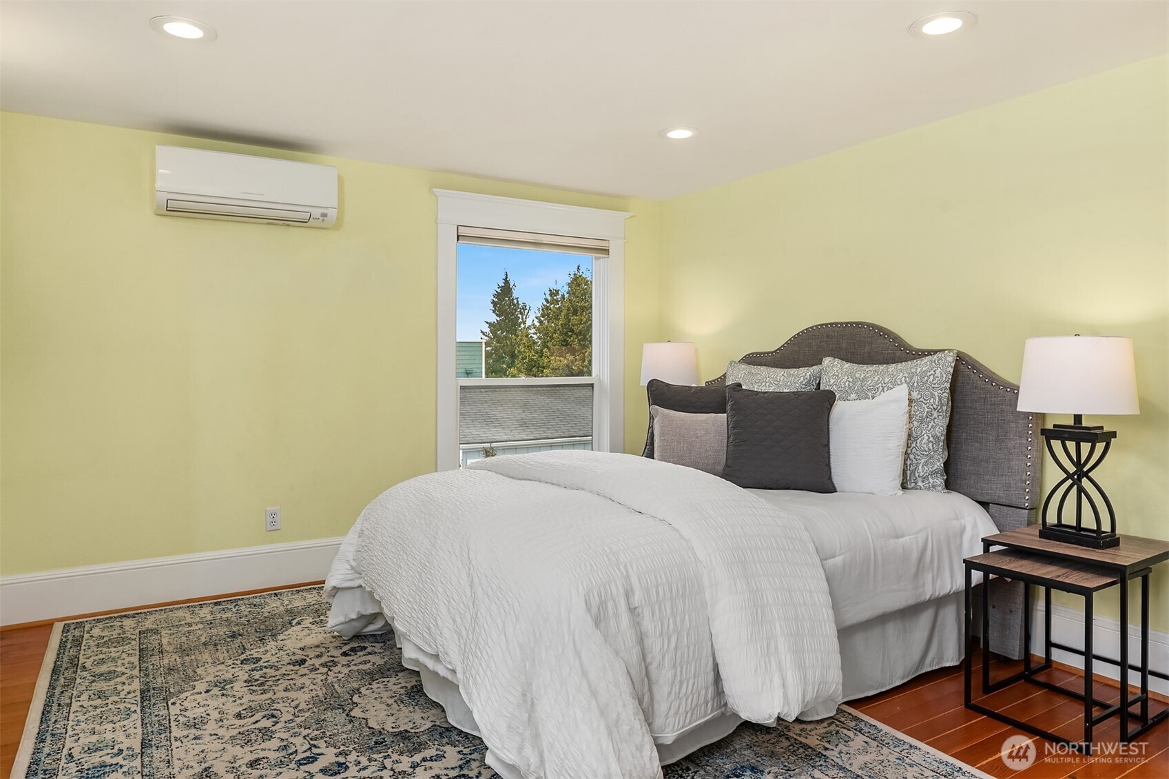919 N 77th Street , Seattle, WA 98103