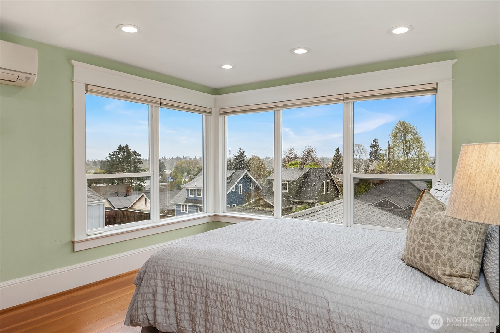 919 N 77th Street , Seattle, WA 98103
