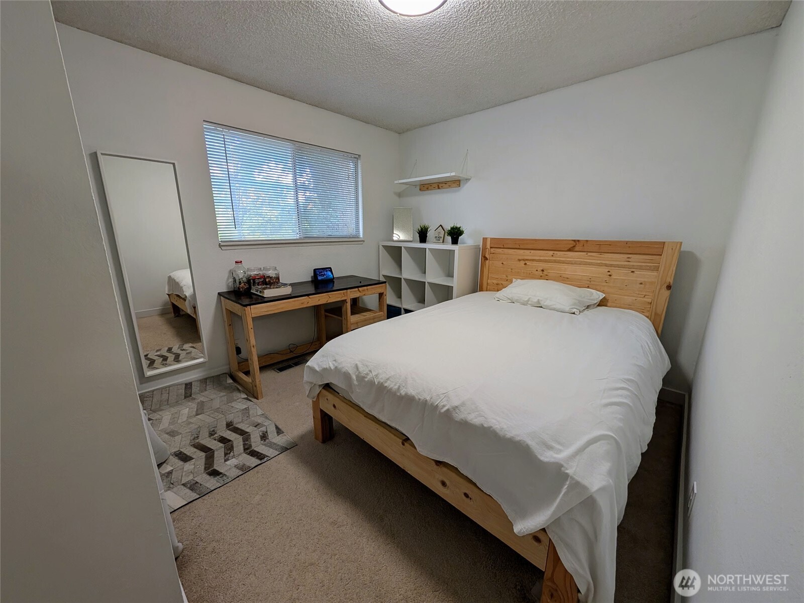 936 N 101 Street , Seattle, WA 98133