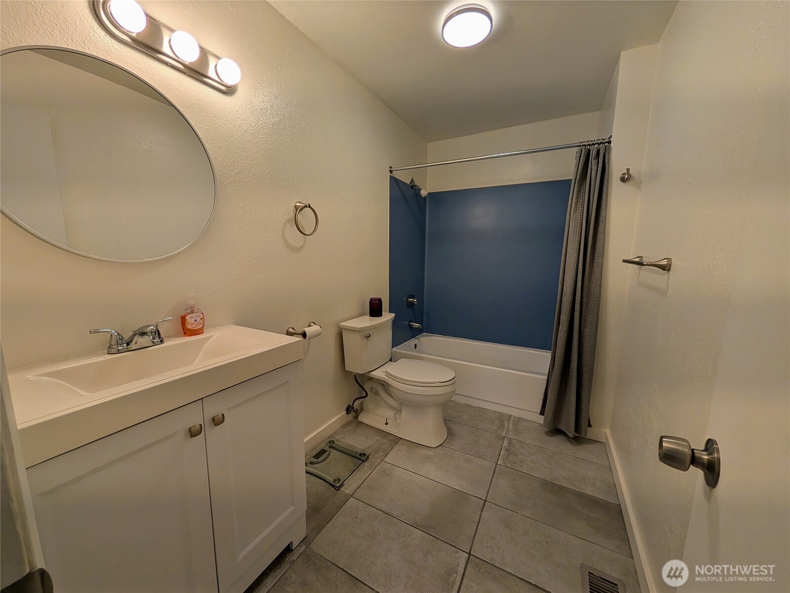 936 N 101 Street , Seattle, WA 98133