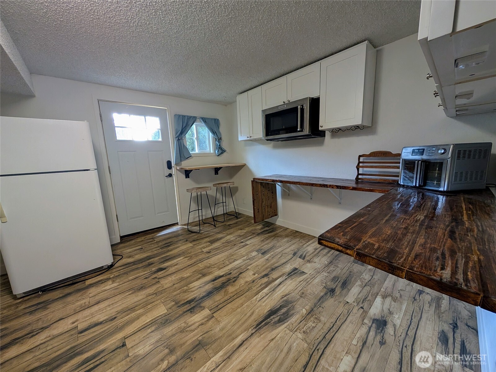 936 N 101 Street , Seattle, WA 98133