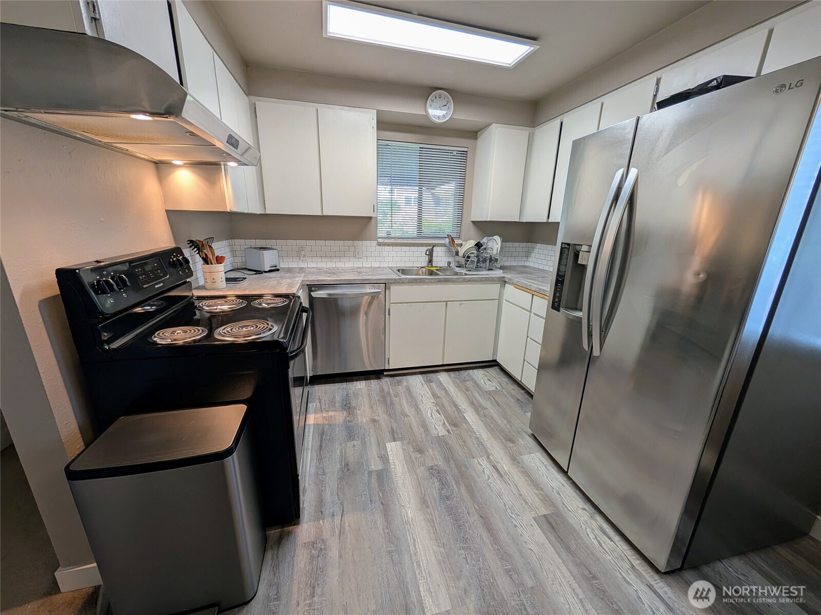 936 N 101 Street , Seattle, WA 98133