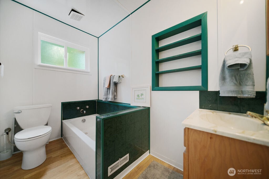 17198 Viking Way NW, Poulsbo, WA 98370-8330