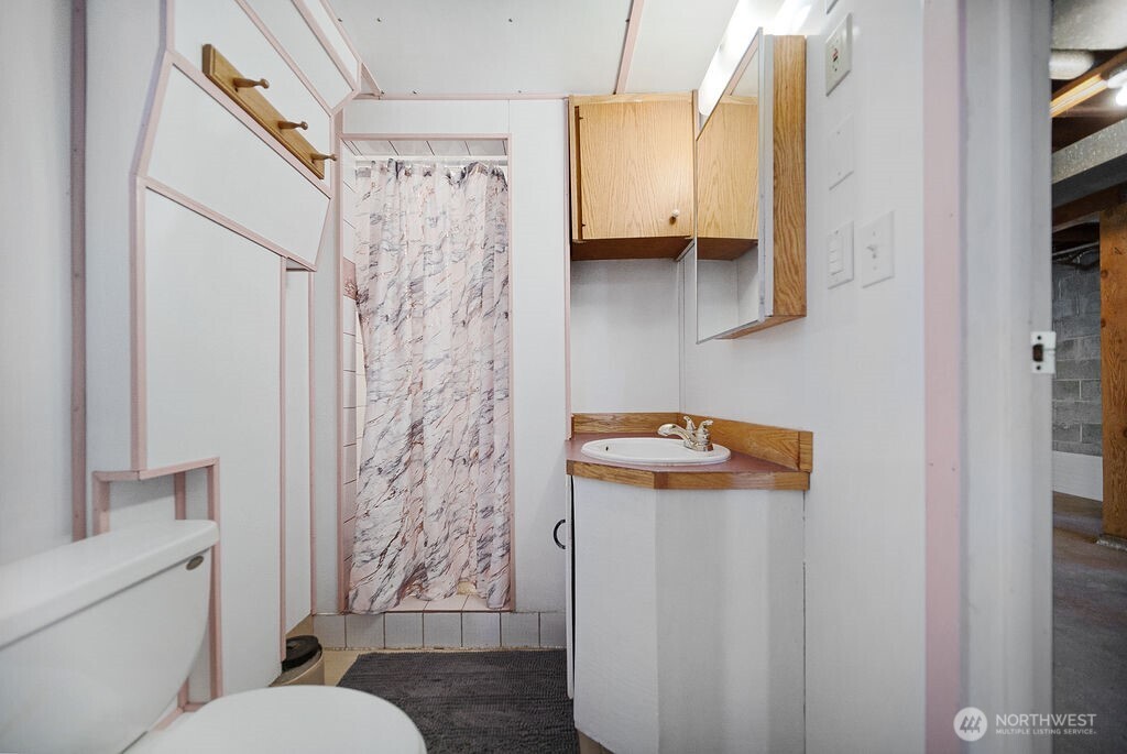 17198 Viking Way NW, Poulsbo, WA 98370-8330