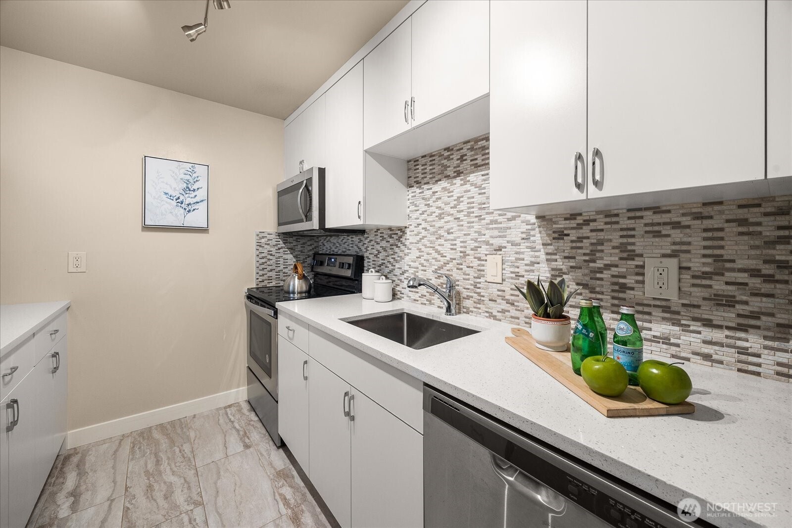 5101 NE 55th Street #103, Seattle, WA 98105