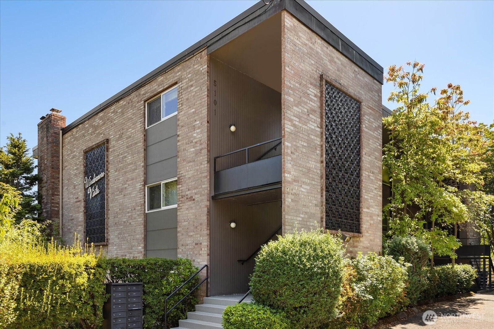 5101 NE 55th Street #103, Seattle, WA 98105